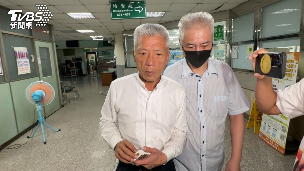 「徵信教父」趙維君（左）交保步出法警室時手上拿著一包菸，神情略顯疲憊。（圖／TVBS）