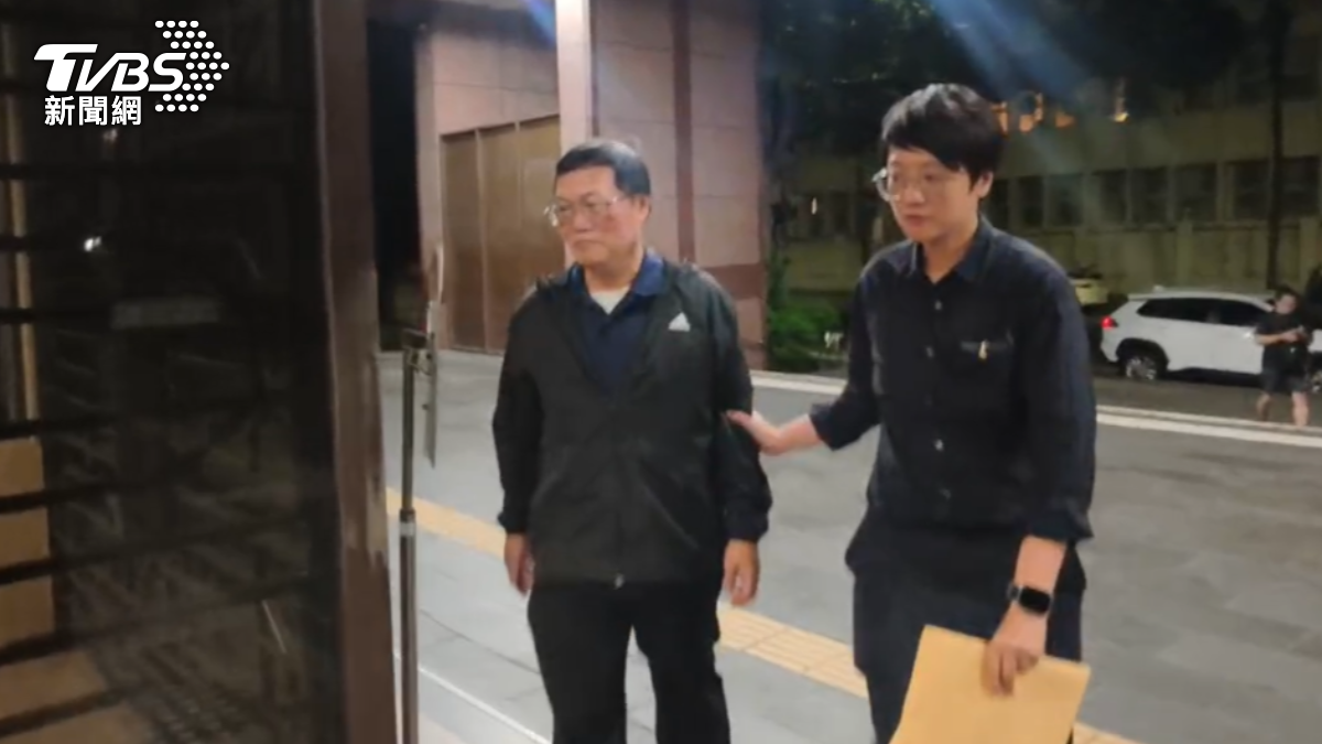 中華郵政公司勞安處謝姓佐理員10萬元交保。（圖／陳冠宇攝）