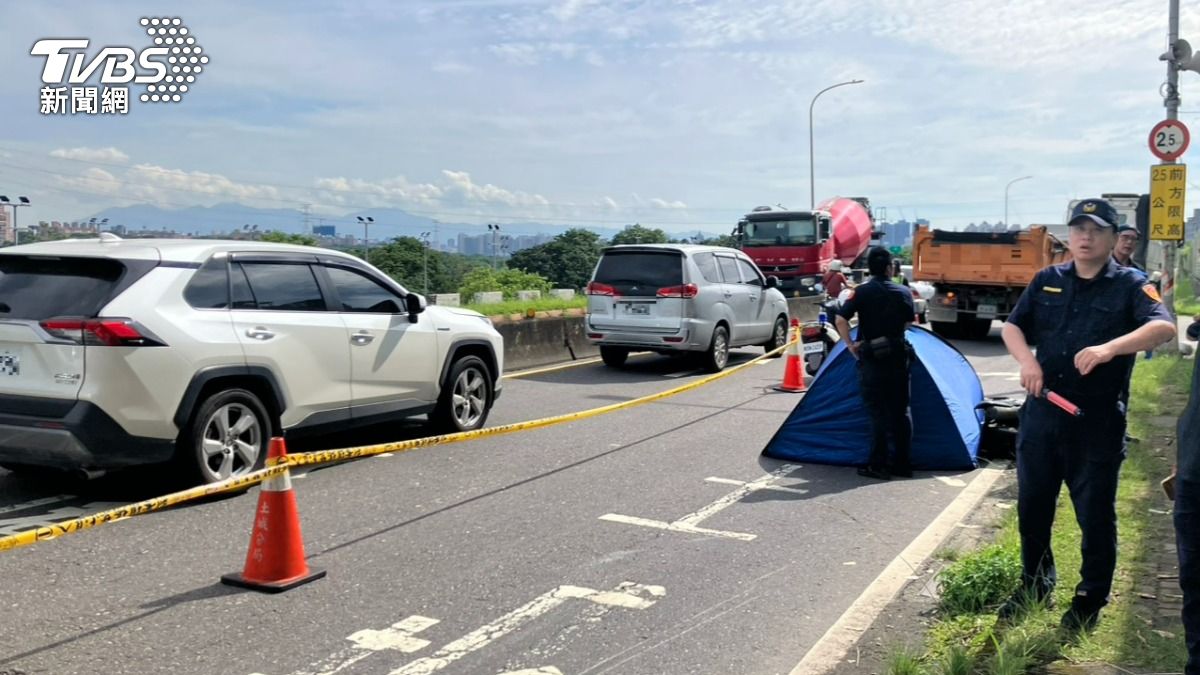 土城擺接堡路死亡車禍!女騎士遭砂石車重輾 臟器外露亡