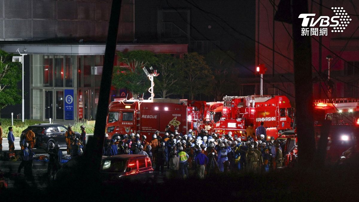 事後一路上不斷有警車與救護車呼嘯而過，停車場更是擠滿準備避難的車潮。（圖／達志影像路透社）
