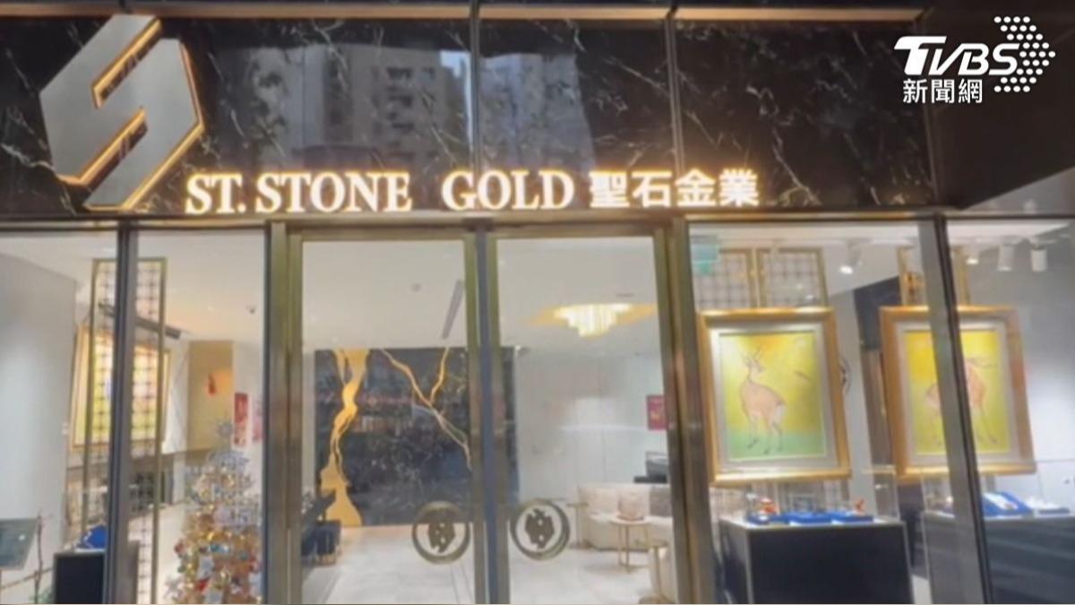 聖石金業實際負責人邱薡宬透過藍綠立委辦理特見遙控經營公司。（圖／TVBS）