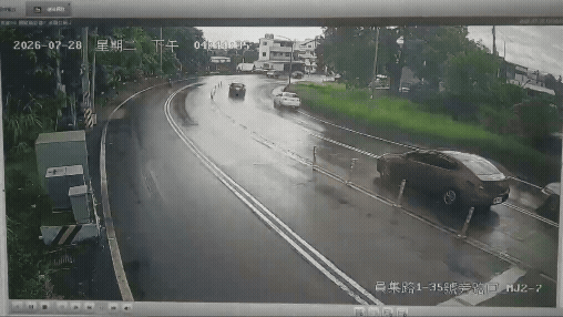 撞擊瞬間相當怵目驚心。（圖／TVBS）