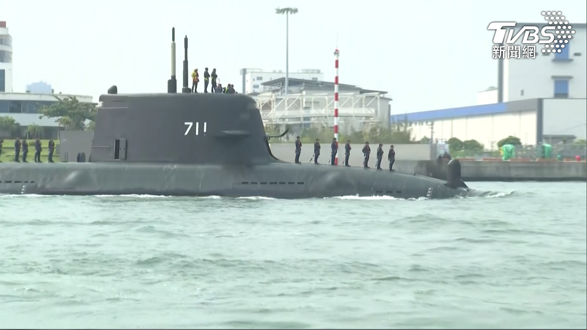 首艘國造潛艦海鯤號29日上午再度從高雄港出海測試，迎來第19次海測及第13次潛航測試，外界推測此次將首度進行跨夜耐航測試（圖／TVBS）