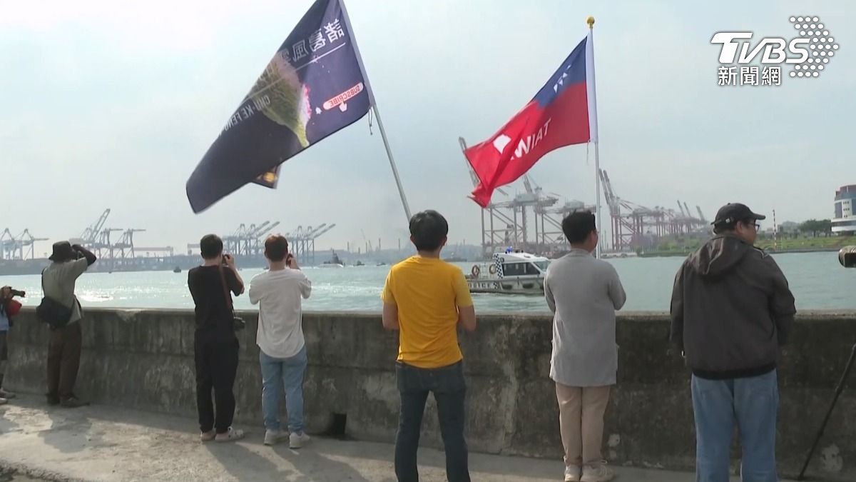軍事迷一大早現身高雄港，為國造潛艦海鯤號再度出海測試吶喊加油。（圖／TVBS）