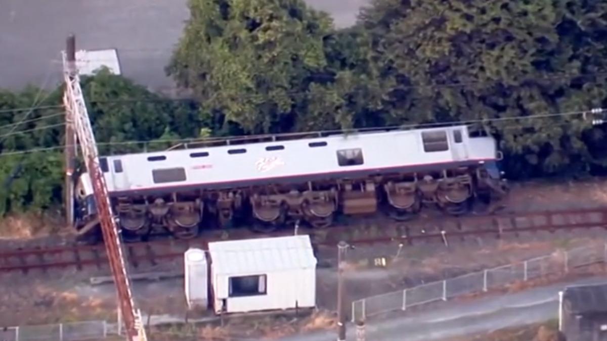 熊本強震造成多處鐵道軌道斷裂,甚至有列車翻覆意外,29號九州新幹線全線停駛。(圖/路透社)