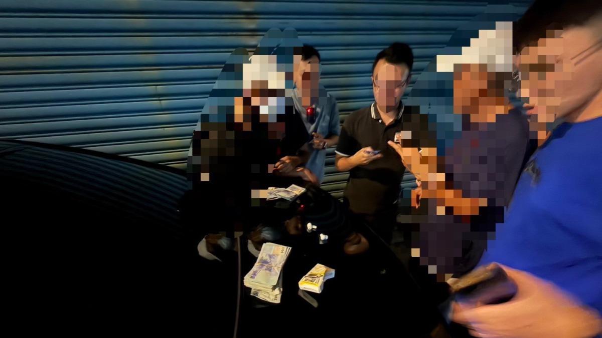 警巡邏逮車手面交。(圖/TVBS)