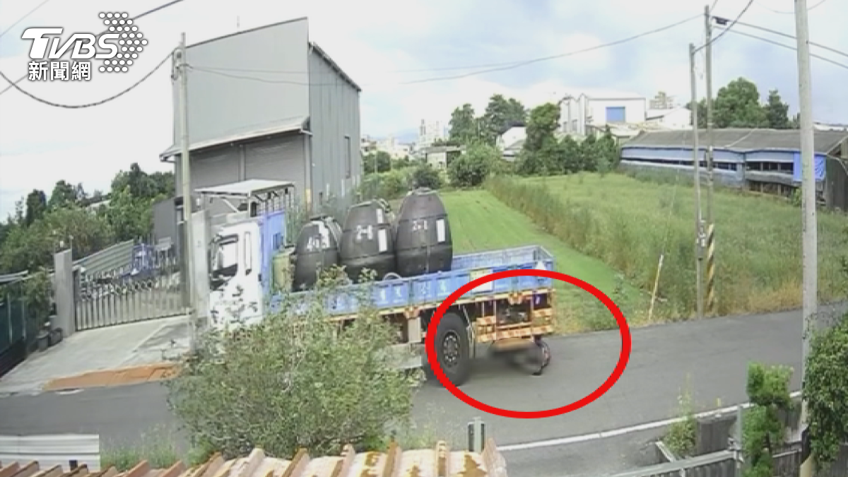 台南新化發生一起驚悚的車禍意外，大貨車倒車沒看到機車，女騎士捲入車底拖行100公尺送醫。（圖／TVBS）