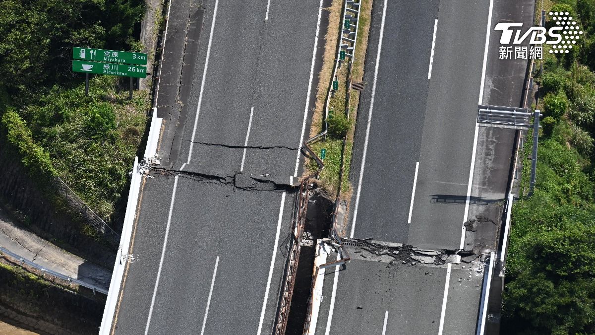 熊本高速公路出現錯位的情形。(圖／達志影像美聯社)