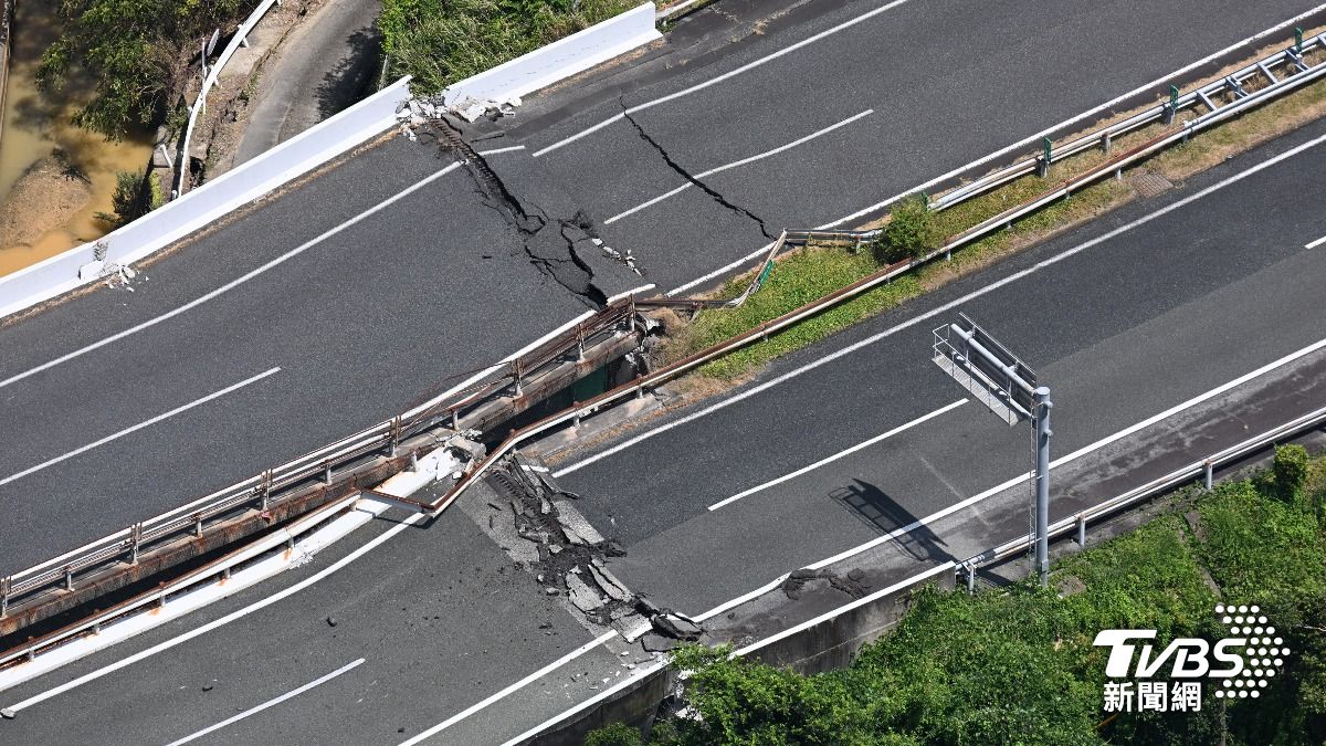 熊本的高速公路出現錯位的情形。(圖/達志影像美聯社)