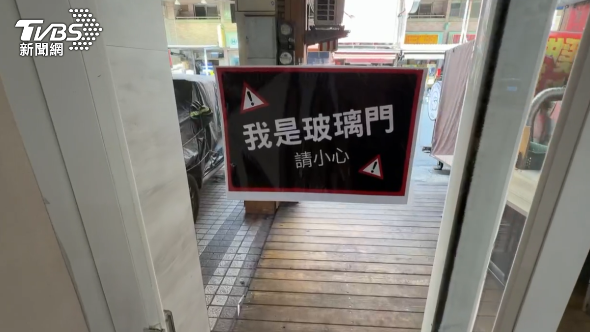 事隔一天，業者已裝修好新的玻璃門，並急忙在門上貼上「我是玻璃門」公告，就怕這門太乾淨又有人會不小心撞上（圖／TVBS）