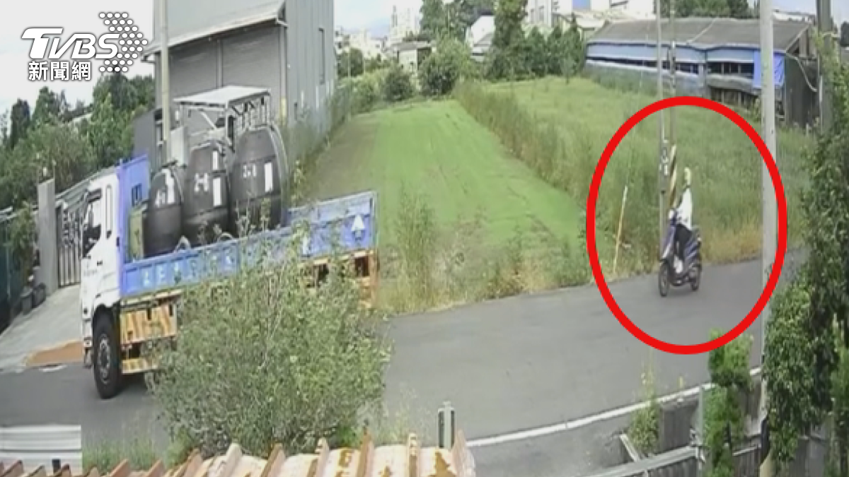 貨車業者說明，當時前方道路因挖柏油而封路，無法通行因此決定倒車返回，不知道後方有機車緊跟在後。（圖／TVBS）