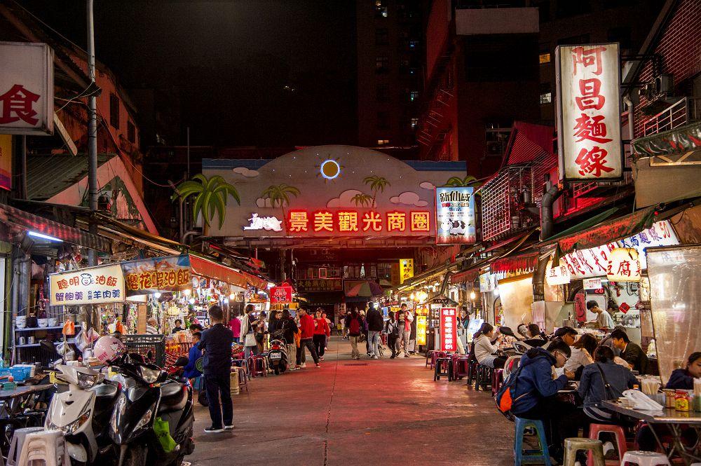 景美夜市白天是傳統市場,晚上則化身為文山區居民與世新學生的深夜食堂。(圖/台北市商業處)