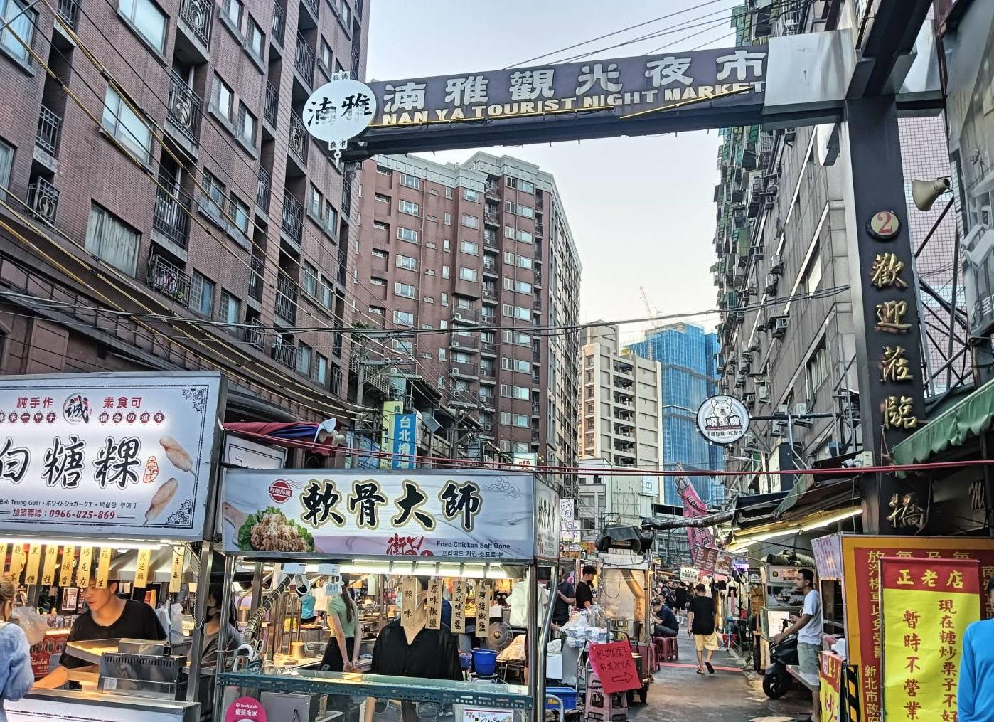 湳雅夜市因早期緊鄰板橋舊火車站與周邊工廠,發展出高密度且紮實份量的深夜飲食文化。(圖/新北市政府市場處)