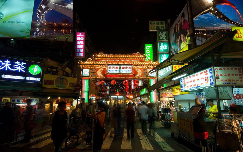 饒河街夜市就位在昔日港埠,古稱「錫口」的慈祐宮附近。(圖/交通部觀光署)