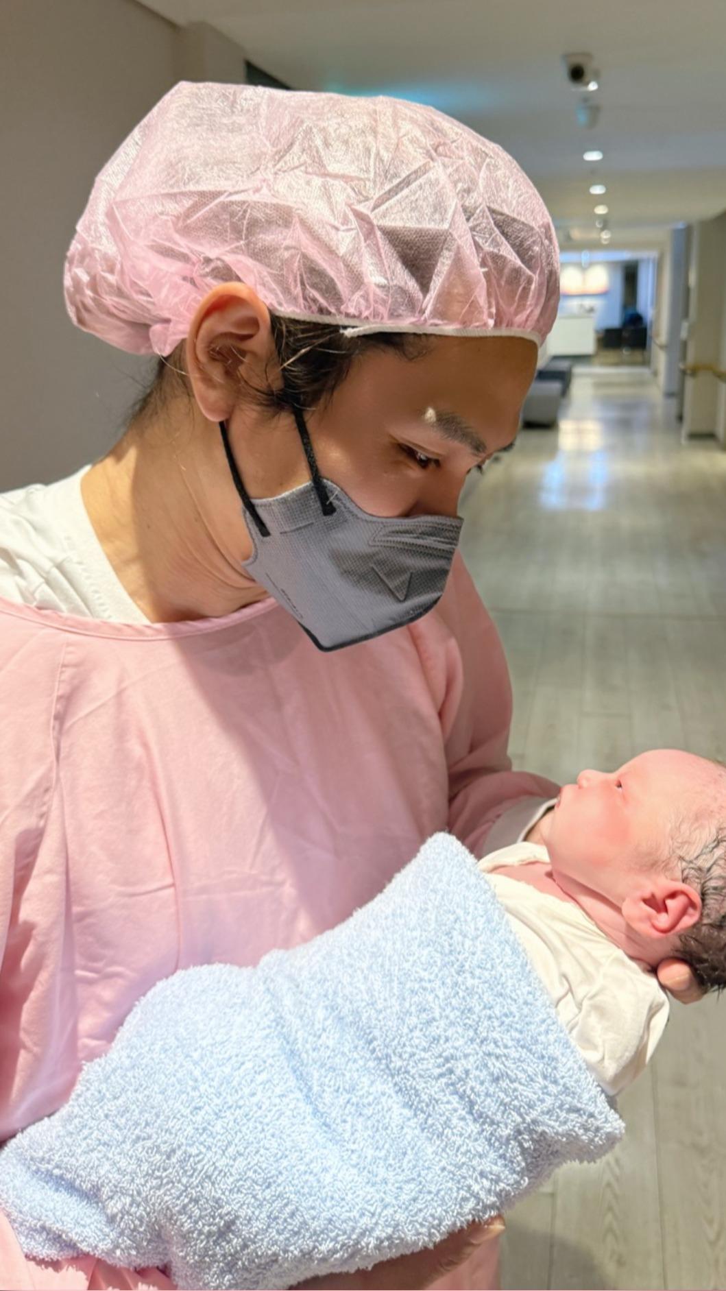 李又汝老公抱著寶貝女兒。（圖／民視提供）
