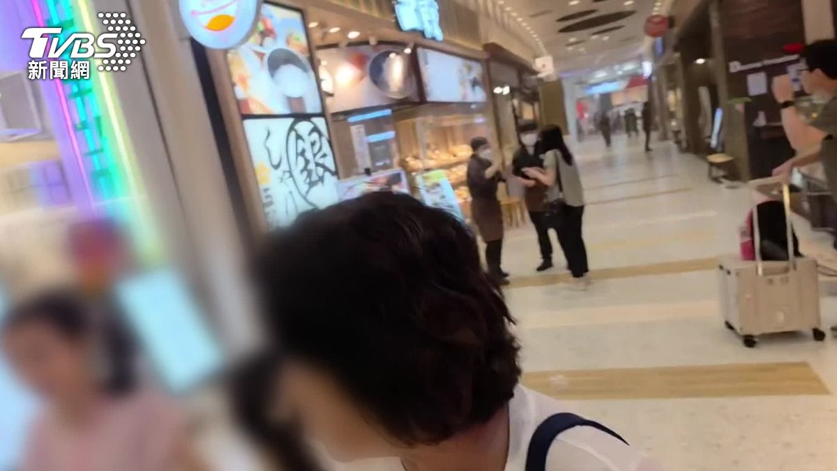 熊本AEON爆炸前,有台灣人待在商場內遇到強震,錄下倉皇逃出去的畫面。(圖/iw90321提供)