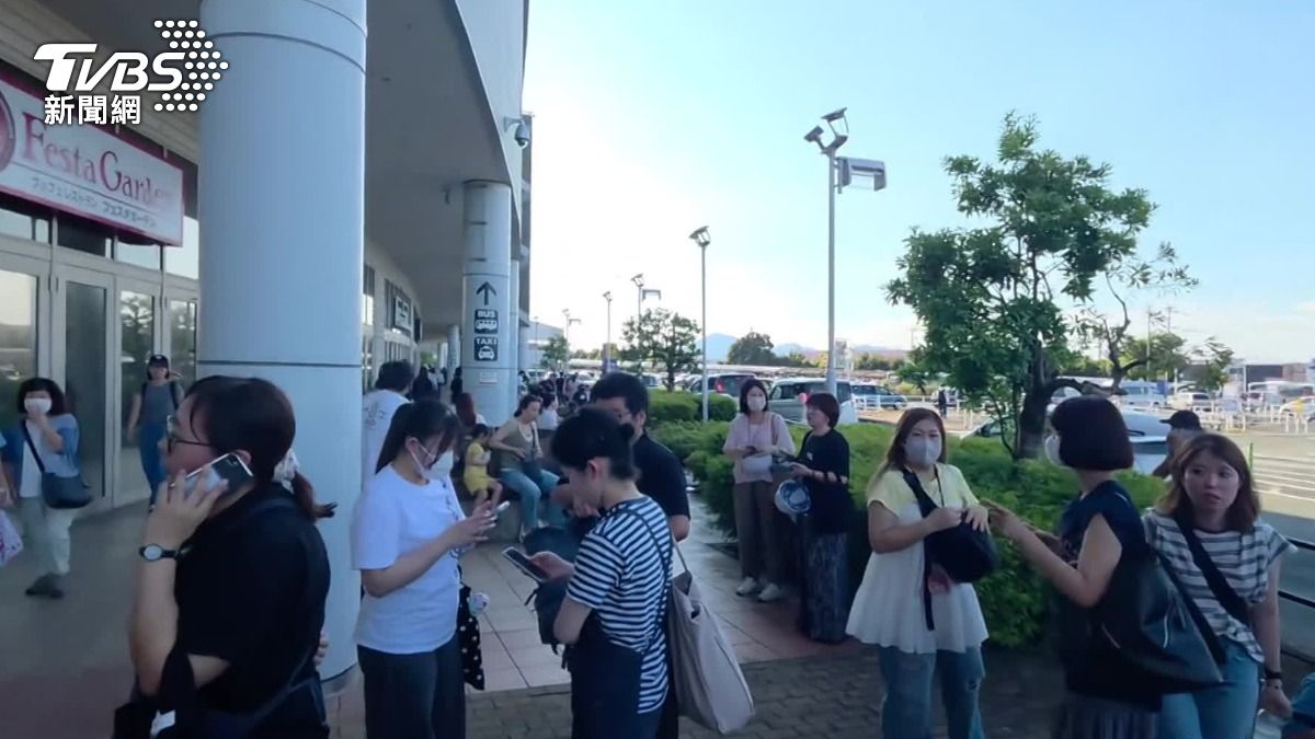 台灣人拍下,地震發生後,大家都到戶外避難。(圖/iw90321提供)