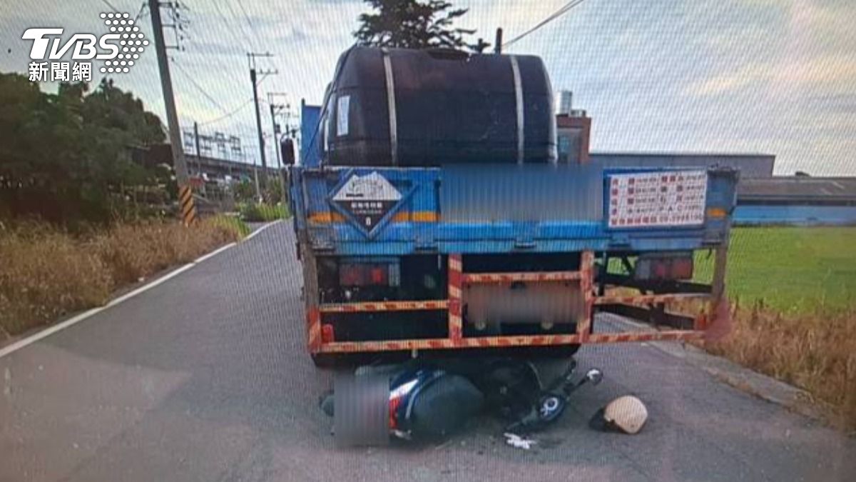 大貨車拖行女騎士約百米才停下。（圖／TVBS）
