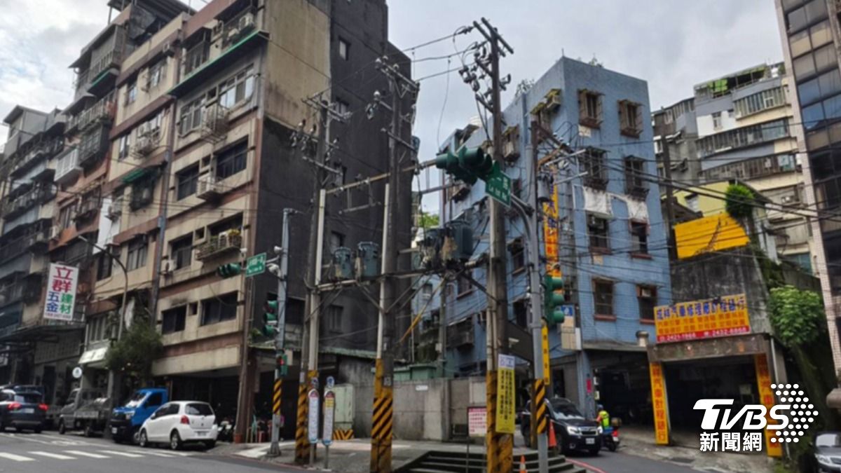 在基隆安樂路一段公車站,站牌被三根電線桿包圍,有遊客說在這等車很像玩躲貓貓。(圖/TVBS)