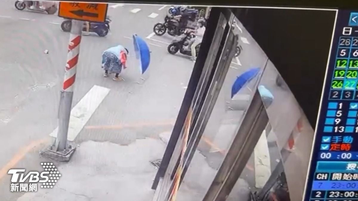 桃園建國路上一名女子騎乘車時，東西掉到地上，一名80幾歲阿嬤撿走她的手機。（圖／TVBS）