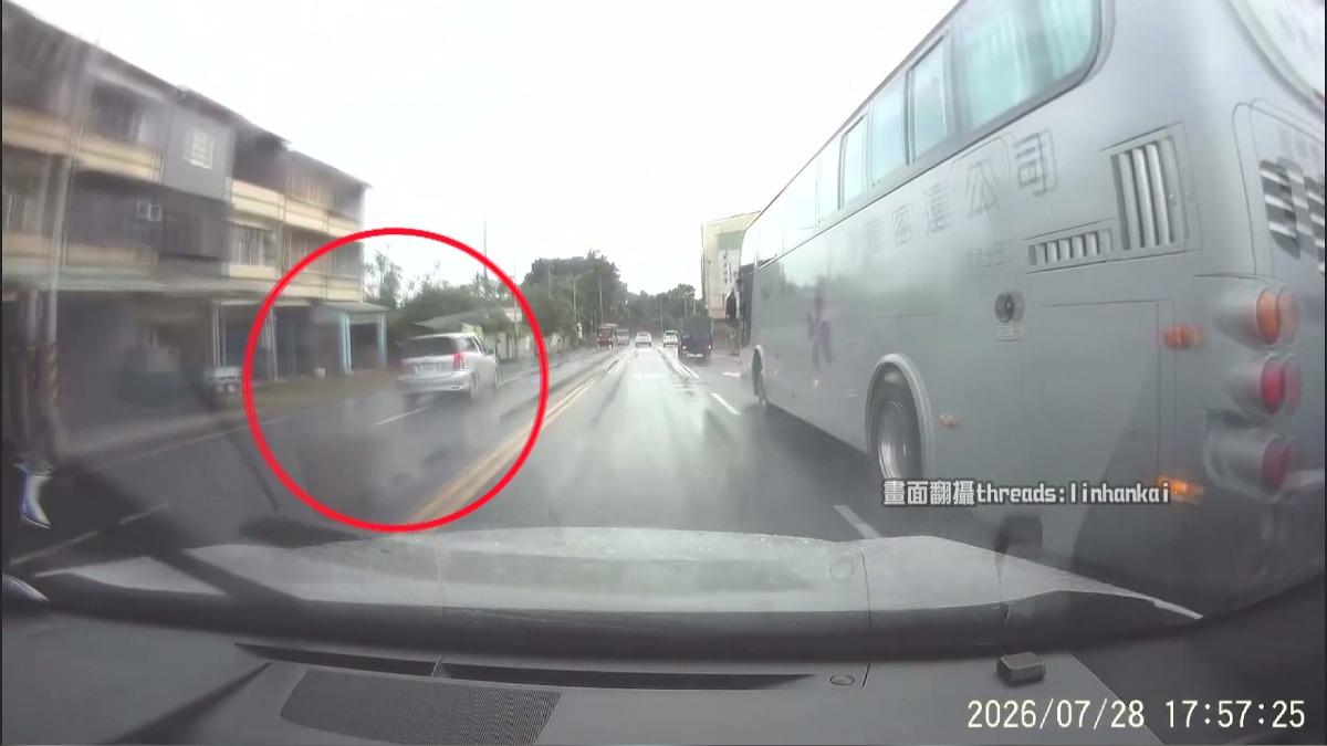71歲翁突猛踩油門！跨雙黃線超車釀3死　村長：車禍熱點。(圖／Threads linhankai)