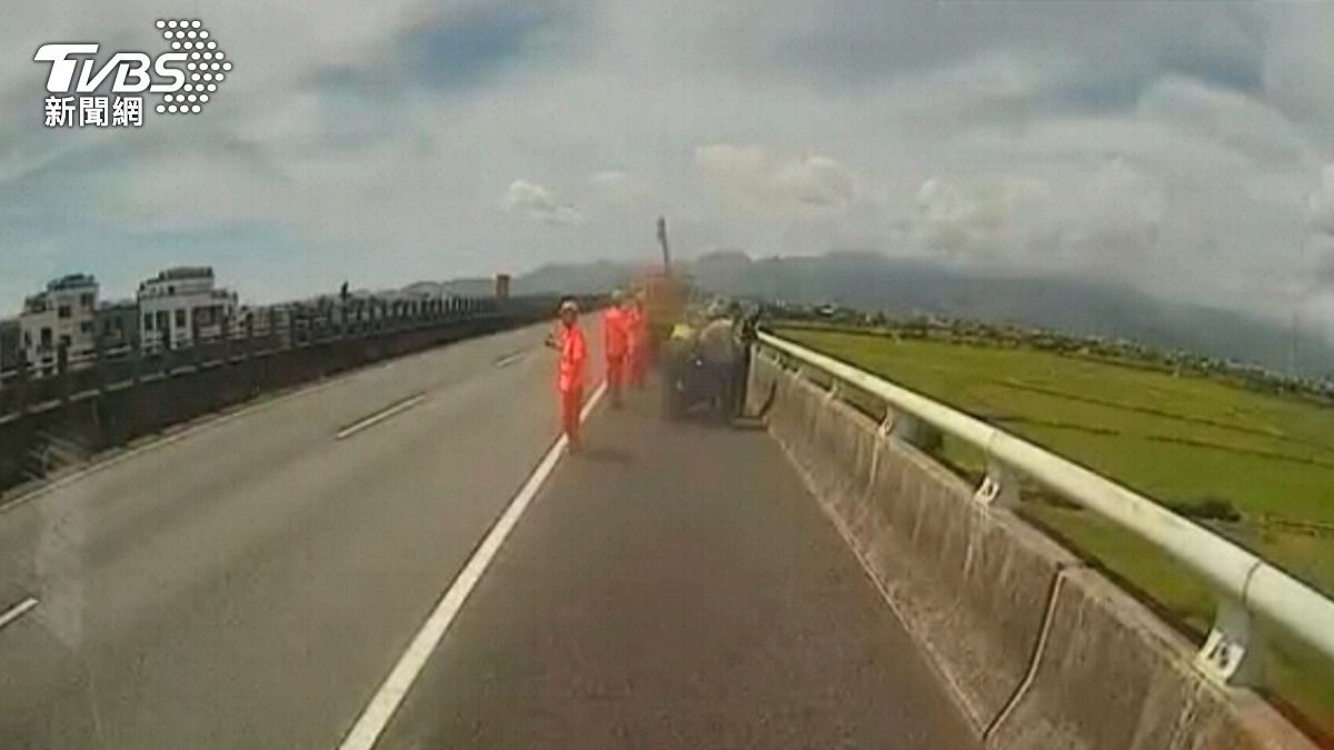 事故處理小組接獲通報不到10分鐘，就在國道5號南向47公里處將機車攔停。（圖／TVBS）