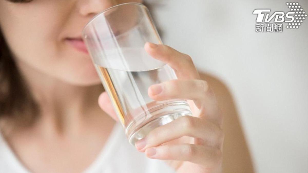 每天喝足水，加速改善水腫。（示意圖／shutterstock 達志影像）