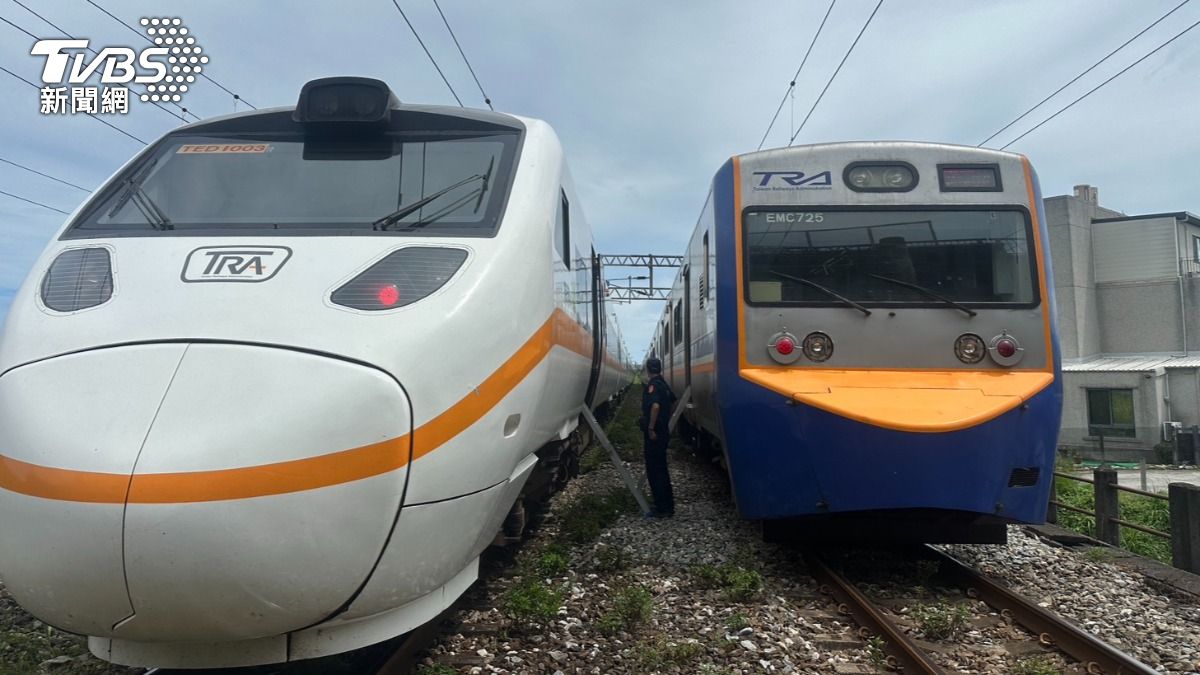 太魯閣號集電弓纏線故障，旅客改搭區間車接駁。（圖／TVBS）