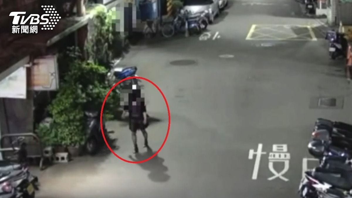 王男「男扮女裝」企圖闖入民宅。（圖／TVBS）