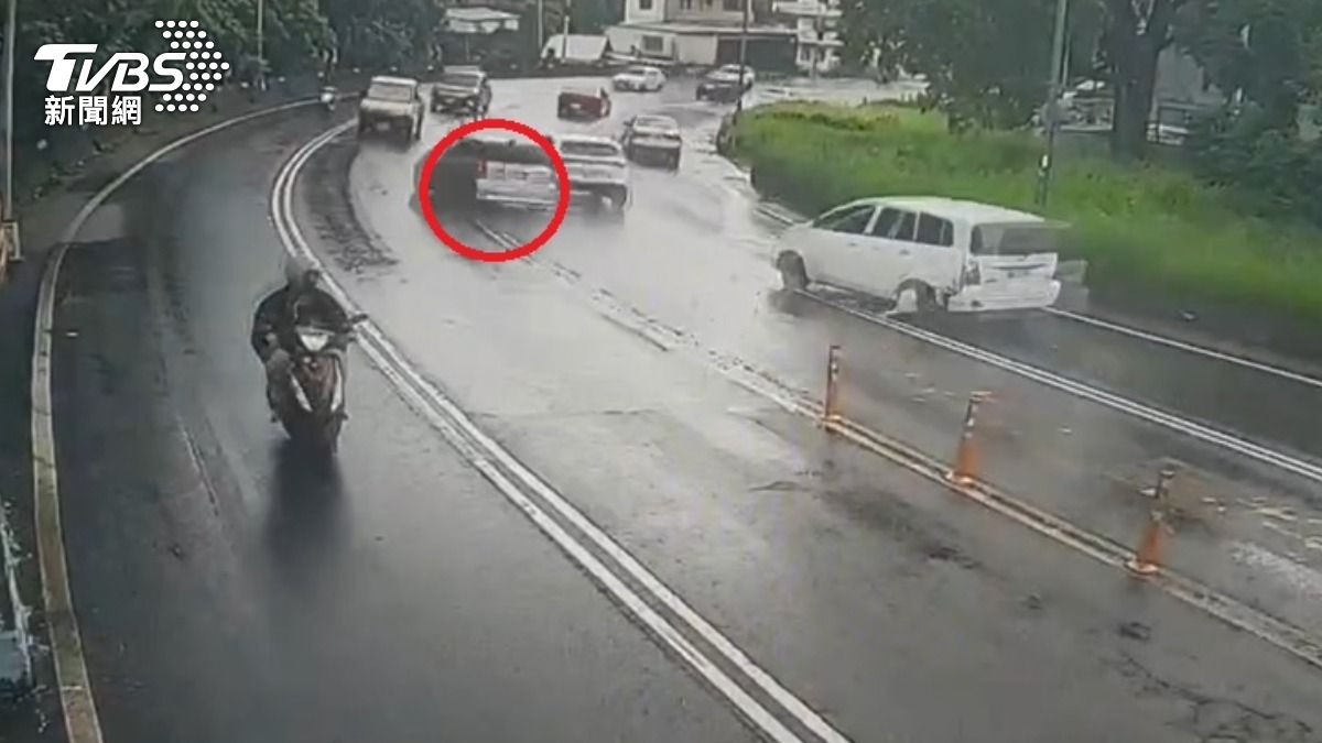 休旅車衝對向。（圖／TVBS）