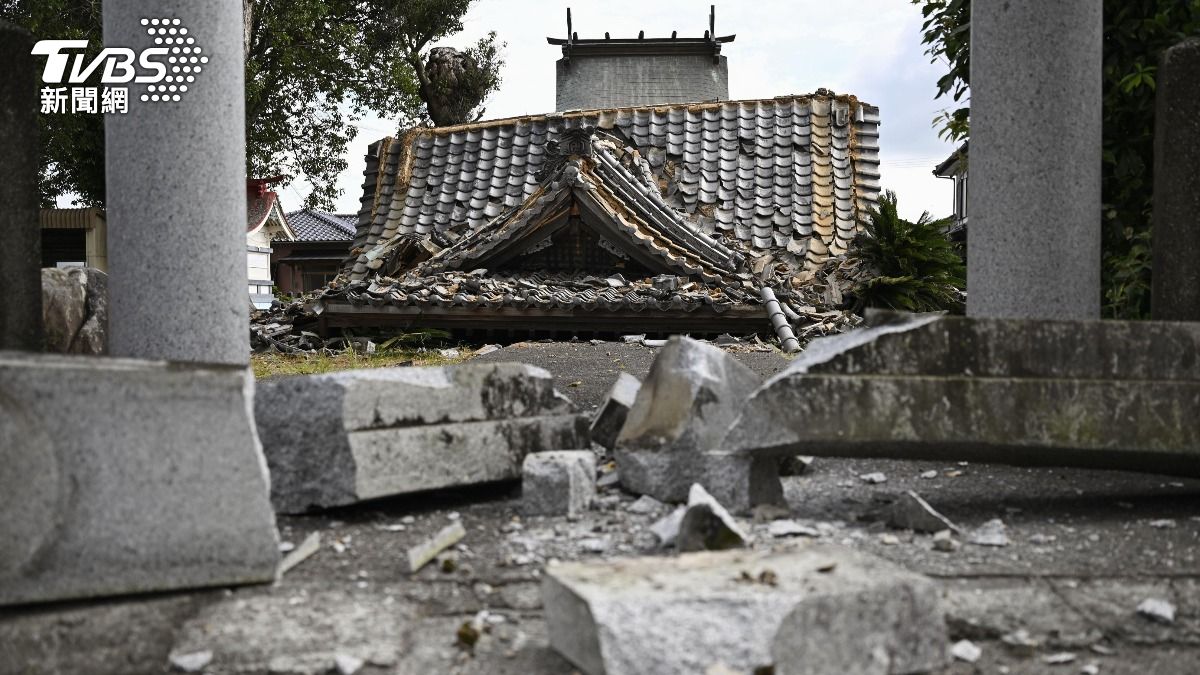 日本這處神社在熊本強震後倒塌,另外還有多家企業廠區傳出災情。(圖/達志影像美聯社)