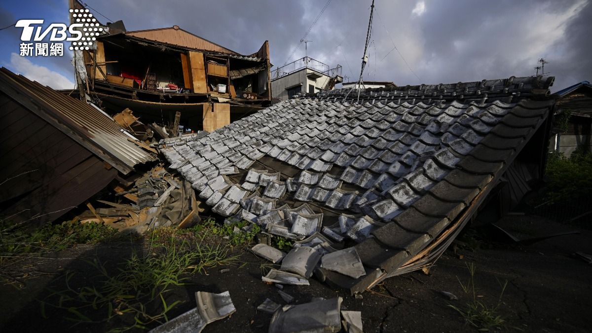 每當日本發生強震，南海海槽大地震的發生機率都會引發討論。圖為熊本強震後倒塌的房屋。（圖／達志影像美聯社）