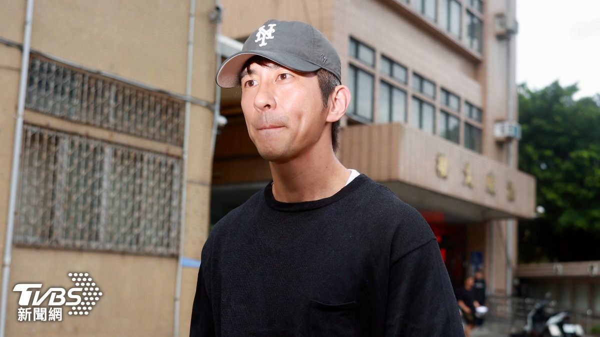 修杰楷今日一身黑出庭。（圖／華子琛攝）