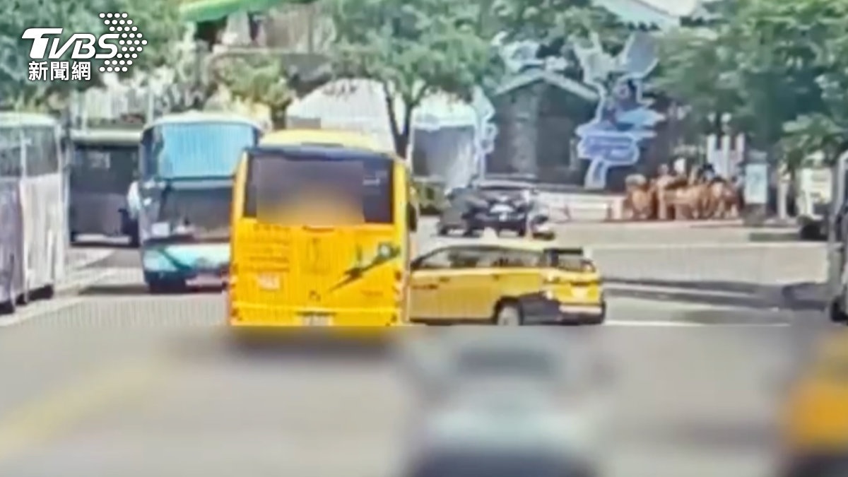 有片/士林計程車外車道自殺式迴轉 遭公車當場擊落