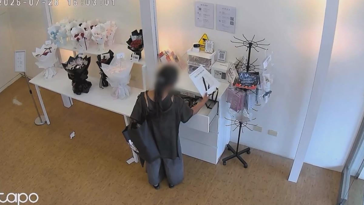 台中一間無人花店日前遭一名婦人闖入亂翻，店家公布監視器畫面後提告竊盜。（圖／翻攝Threads_fanluo_flower）