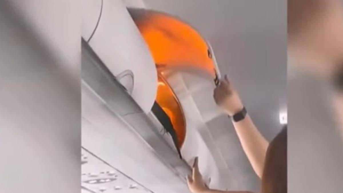 東航機艙行李架內的行動電源疑似自燃。（圖／微博）