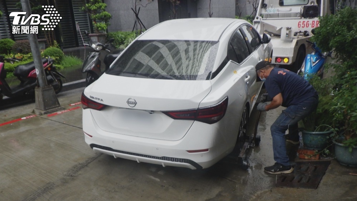 高雄苓雅區一處民宅準備舉行喪禮，卻遭一輛白色轎車擋在門口長達4小時，最後只好叫來拖吊車處理。（圖／TVBS）