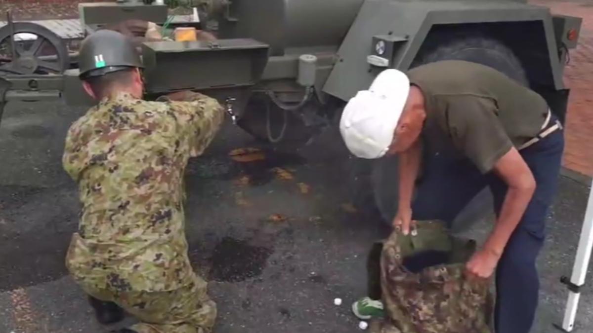 日本陸上自衛隊第八師團在震後立即出動水箱拖車,協助民眾領取乾淨飲用水。由於部分地區停水,或是家用水變得混濁,熊本市政府已呼籲民眾暫時不要飲用自來水。(圖/陸上自衛隊)