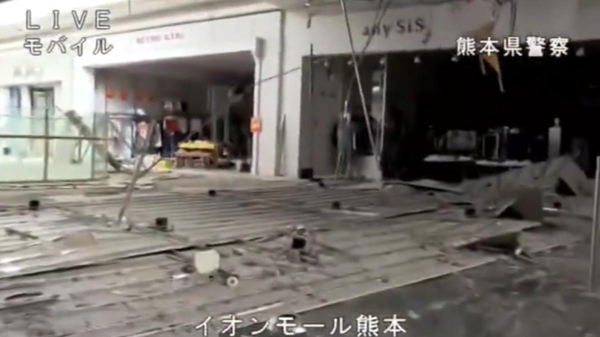 從熊本縣警察公布的畫面中可以看到,原本熱鬧的購物中心內部此刻景象令人怵目驚心。(圖/熊本縣警察)