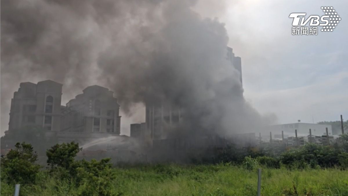 濃煙直接衝往高鐵軌道和中壢、平鎮市區。（圖／TVBS）