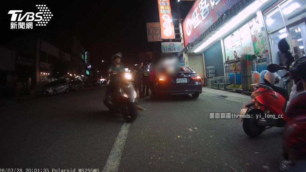 違規被攔堅不認錯！還嗆「大家都這樣」。(圖／Threads yi_long_cc)