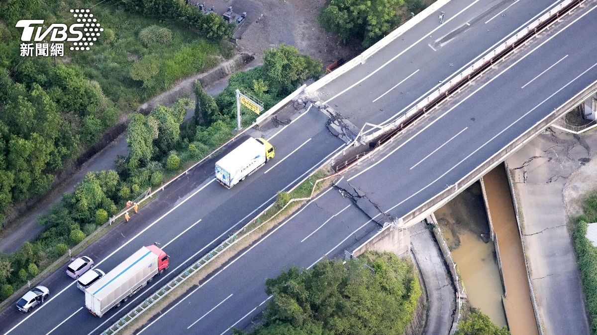 熊本7.1強震後高速公路出現斷裂突起（圖／達志影像路透社）