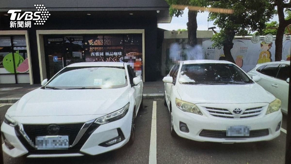 右方轎車乘客開門撞到鄰車，駕駛下車要對方敬老尊賢(圖／TVBS)