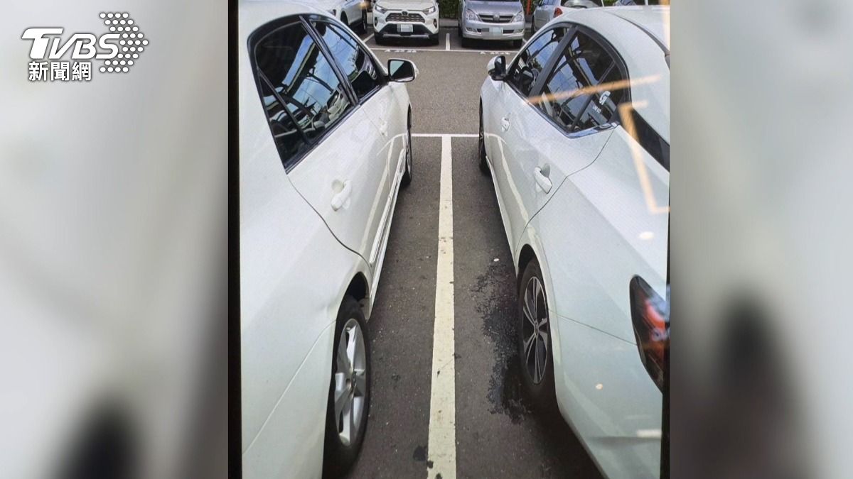 右方轎車乘客開門撞到鄰車，駕駛下車要對方敬老尊賢(圖／TVBS)