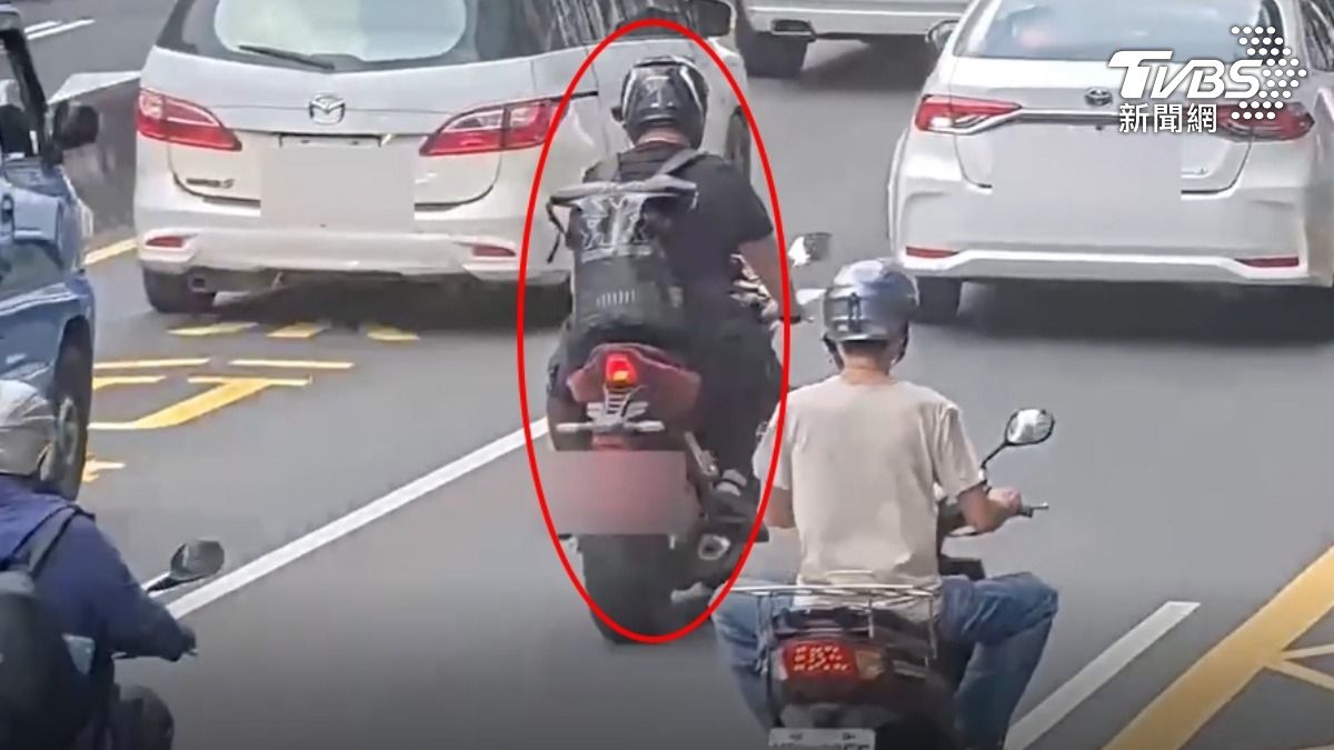 疑未注意路況,豪華房車撞上近40萬元重機。(圖/TVBS)