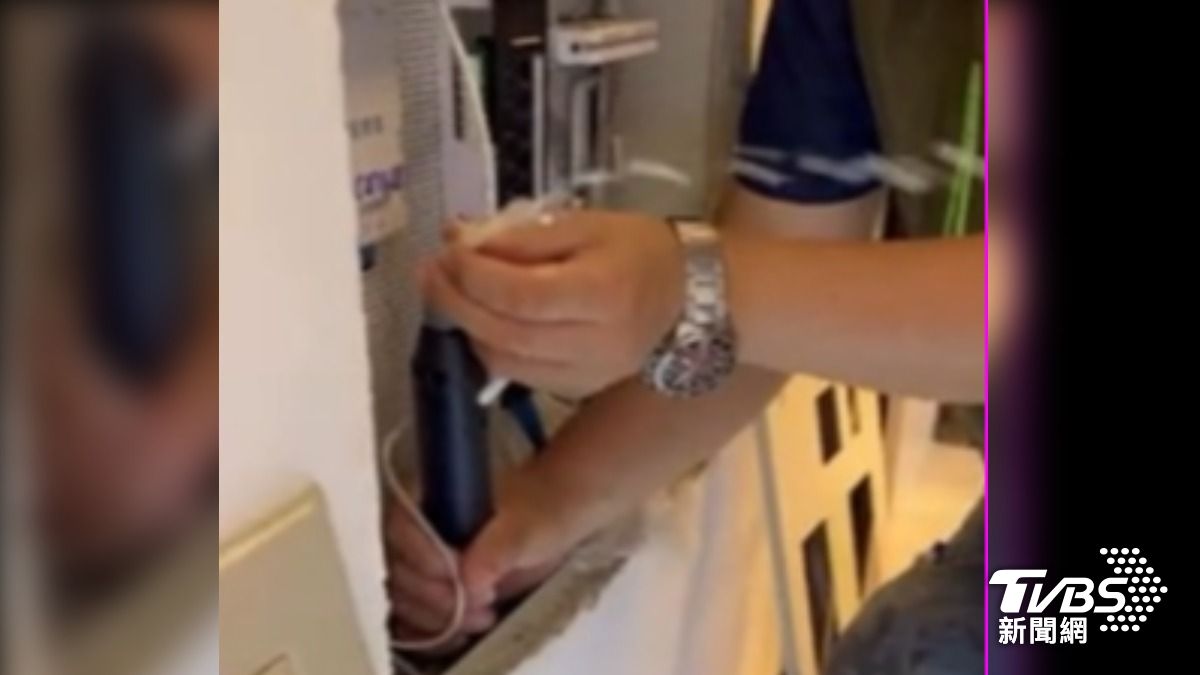 電管內積水，驗屋師一抽，水柱噴滿地。（圖／TVBS）