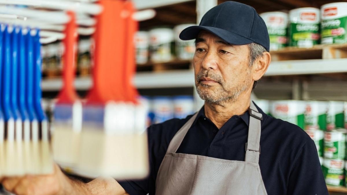 日本一名曾在大企業任職的男子，退休後半年選擇打工領時薪。(示意圖／AI生成)