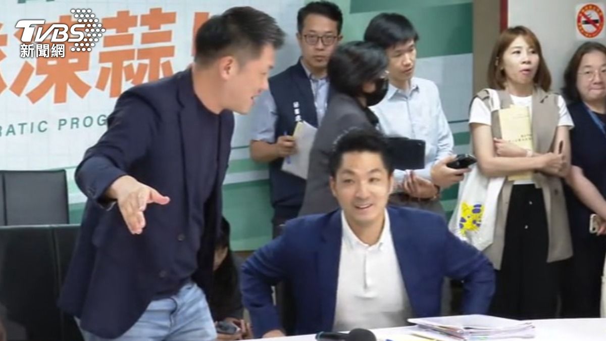 台北市長蔣萬安拜會民進黨議會黨團，欲上前握手致意卻遭綠營議員嫌浪費時間。（圖／TVBS）