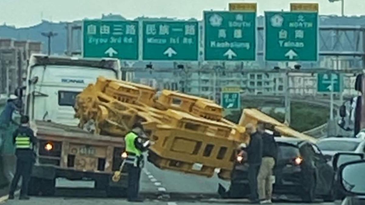 快訊/快改道!國10鼎金系統「鑽探機具」砸3車 回堵7公里崩潰