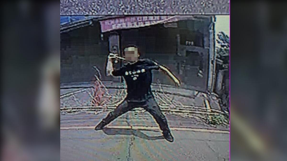 三峽隨機砸車! 陌生男砸榔頭「穿破車窗」 車主妻遭玻璃噴濺
